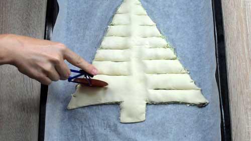 cortar el rellenar arbol de Navidad de hojaldre relleno y salado