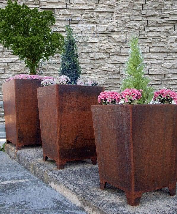 Si eres amante de las plantas, del paisajismo, la decoración para interiores y exteriores, esta publicación te interesa. Veremos los tipos de jardineras, macetas, maceteros, tiestos, floreros, jarrones y macillos que existen, los diferentes tipos de materiales con los que están fabricados y cuál es el ideal, según el estilo, la decoración, la funcionalidad y el ambiente.