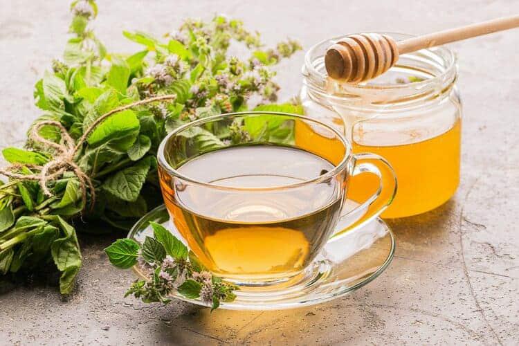 té de menta y hojas con miel
