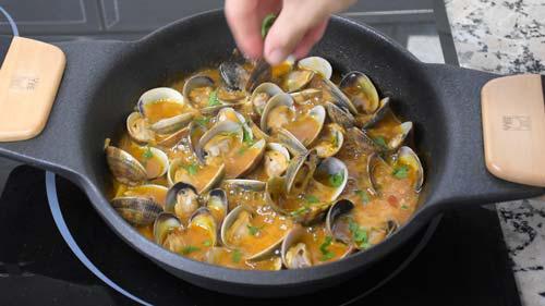 agregar perejil a las almejas a la gallega 