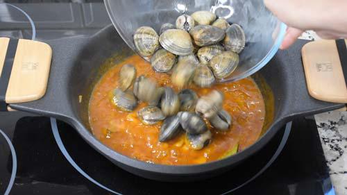 agregar las almejas a la salsa a la gallega