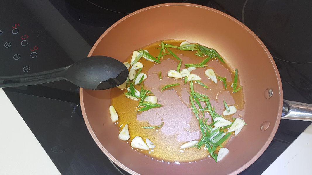 Secreto balsámico con cuscús al ajo