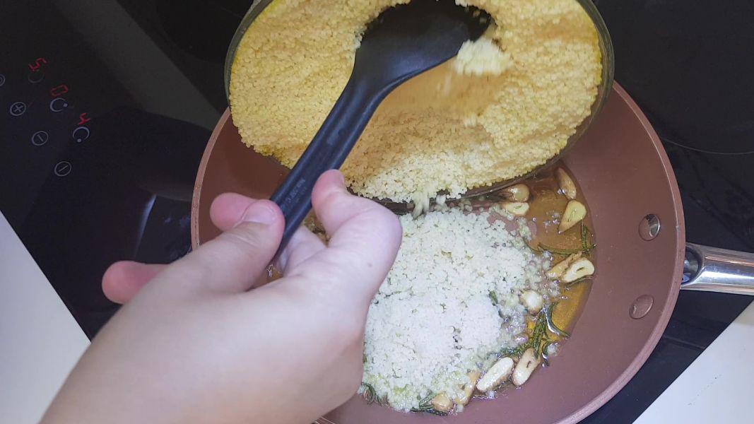 Secreto balsámico con cuscús al ajo