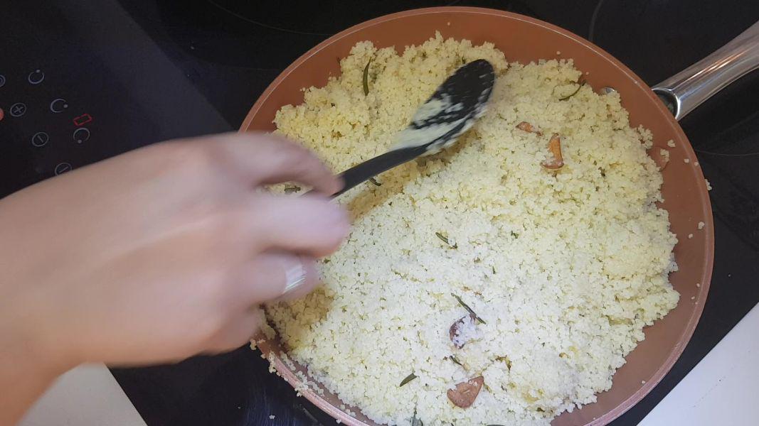 Secreto balsámico con cuscús al ajo