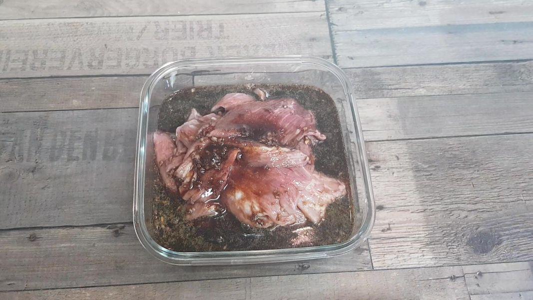 Secreto balsámico con cuscús al ajo