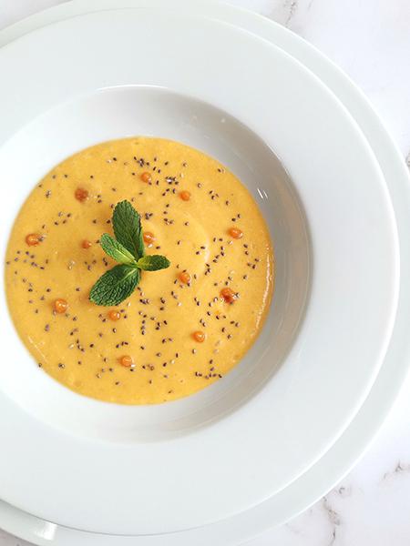 Crema de caqui con leche de coco y curry - Primer plano