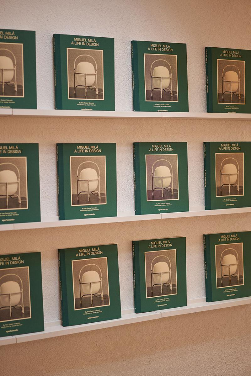 Desde hace unos días, en la Galería Santa & Cole de Barcelona, podemos disfrutar de una fabulosa exposición sobre la figura del diseñador industrial e interiorista, y miembro de la generación de los pioneros del diseño de los años 50, Miguel Milá.