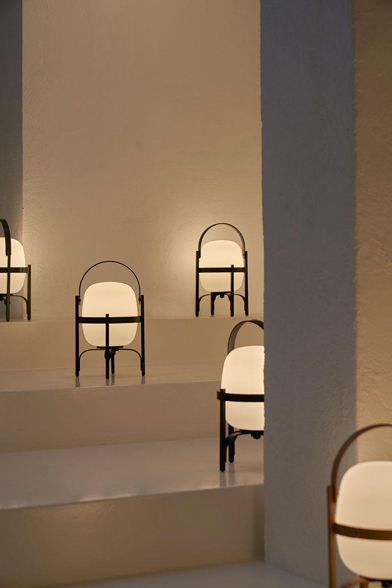 Desde hace unos días, en la Galería Santa & Cole de Barcelona, podemos disfrutar de una fabulosa exposición sobre la figura del diseñador industrial e interiorista, y miembro de la generación de los pioneros del diseño de los años 50, Miguel Milá.