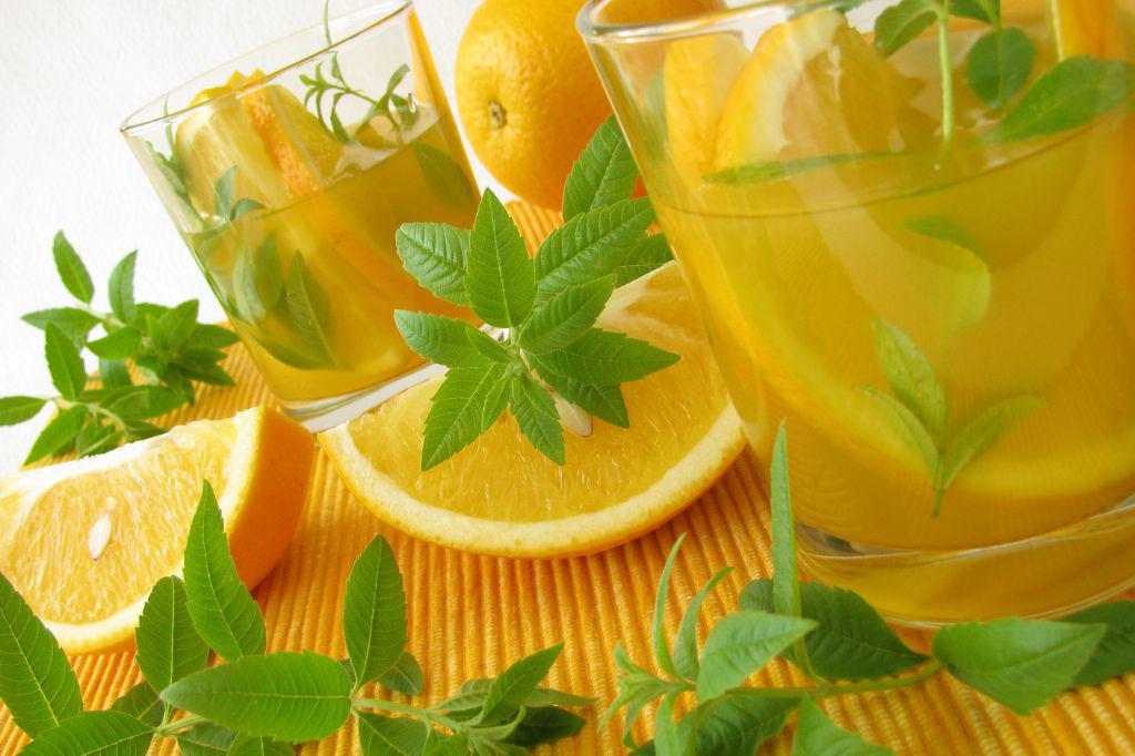 Macedonia cítrica con hierba luisa