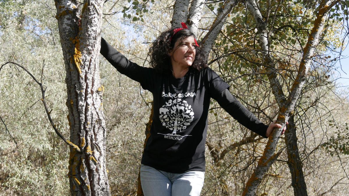 Foto en la que se me ve a mi Llanos, subida en un árbol con mi camiseta Bosque es Casa