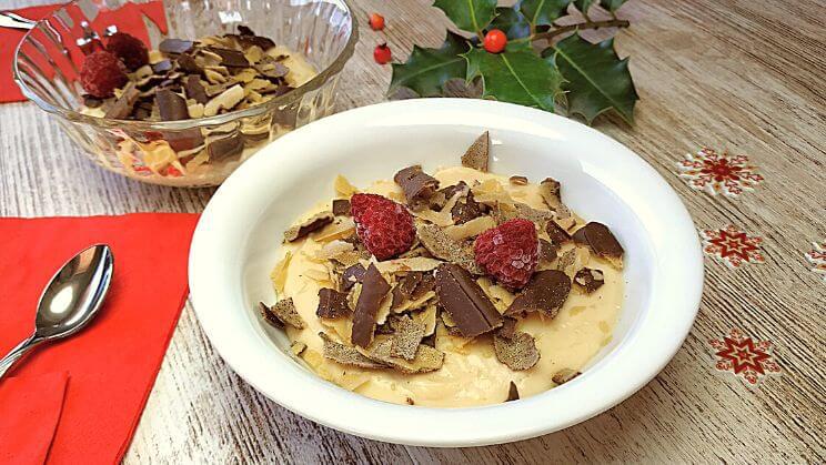 Crema de turrón con barquillo de chocolate