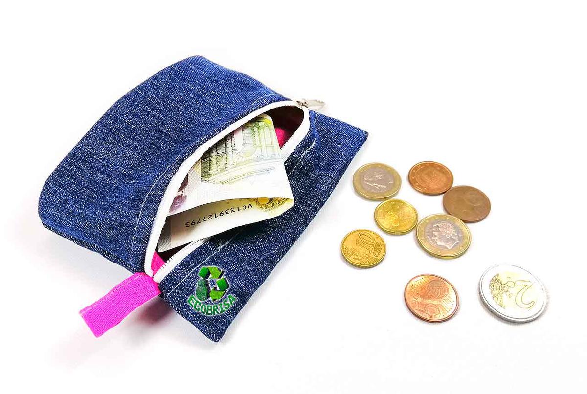 monedero con jeans