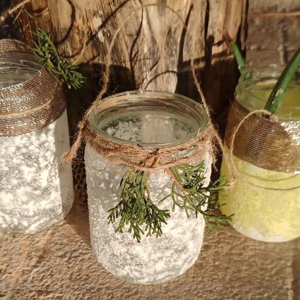 Farolillos para velas hechos de tarros y con decoración natural efecto nieve
