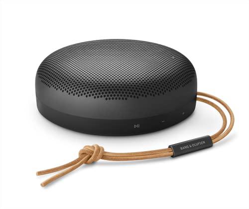 Bang & Olufsen Beosound A1 2.ª generación - Altavoz Bluetooth portátil resistente al agua con tres micrófonos, Alexa y cable de carga USB-C hasta 18 horas de reproducción, Negro (Black Anthracite)
