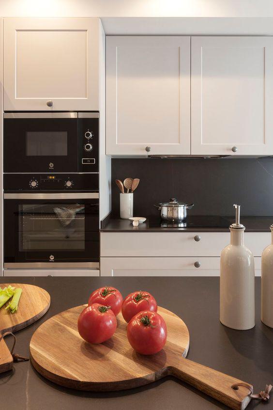 Cocina blanca con encimera negra de Santos Cocinas