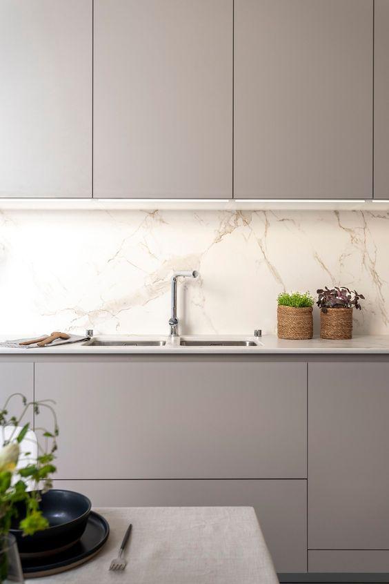 Cocina gris con encimera veteada de Santos Cocinas