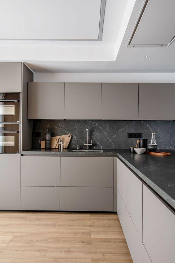 Cocina gris con encimera negra de Santos Cocinas