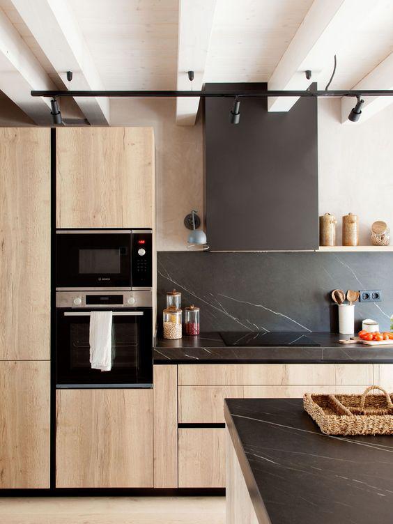Cocina de madera con encimera negra de Santos Cocinas