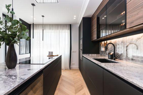 Cocina negra con encimera gris de Santos Cocinas