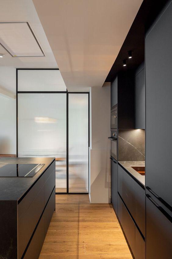 Cocina negra con encimera negra de Santos Cocinas