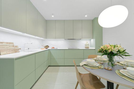 Cocina verde con encimera blanca de Santos cocinas