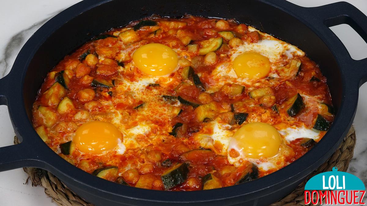 Sartén de huevos con calabacines y garbanzos, saludable y fácil. Deliciosa y económica esta receta se hace con pocos ingredientes, de manera muy fácil y rápida