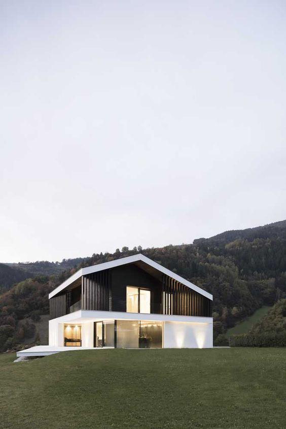 Casas de dos pisos con techo de dos aguas