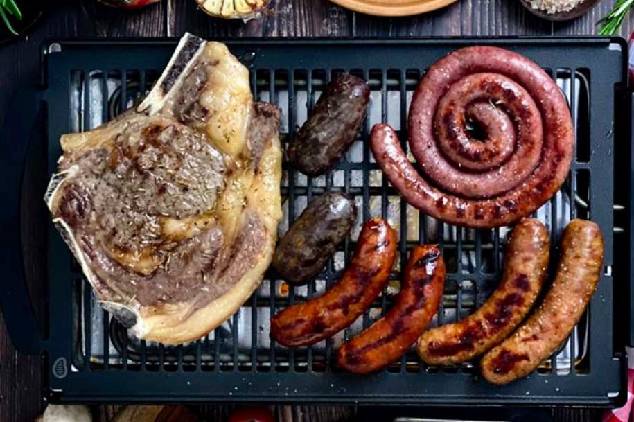 ¿Tienes una comida con amigos y queréis hacer una parrillada de carne? Pues aquí os traemos una sencilla receta de parrillada con patatas y ajos asados, para que disfrutéis sin complicaciones
