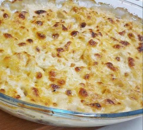 Hoy preparamos unos macarrones con carne picada, bechamel y queso al horno. ¡Una delicia! Esta receta gustará a toda la familia, en esos días de vacaciones en los que necesitemos preparar algo que impresione, con unos sencillos macarrones lo conseguiremos