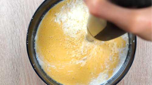 batir ingredientes tarta de queso al microondas