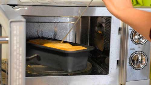 pinchar tarta de queso al microondas para comprobar