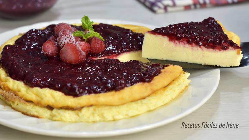 tarta de yogur fácil con mermelada de frutos rojos
