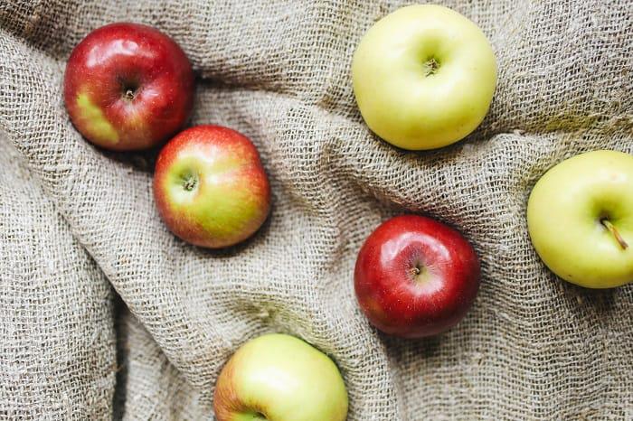 En esta serie de tutoriales vamos a aprender cómo coser a mano o bordar la tela de saco, algunas puntadas o puntos básicos, nivel principiante, para hacer y decorar lo que quieras, con este tipo de tejido rústico, de una forma muy fácil y con cualquier tipo de hilo, cuerda, cordón o cinta.