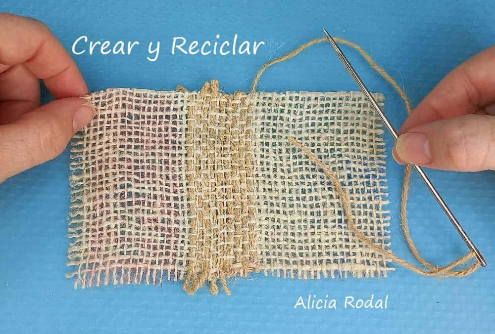 En esta serie de tutoriales vamos a aprender cómo coser a mano o bordar la tela de saco, algunas puntadas o puntos básicos, nivel principiante, para hacer y decorar lo que quieras, con este tipo de tejido rústico, de una forma muy fácil y con cualquier tipo de hilo, cuerda, cordón o cinta.