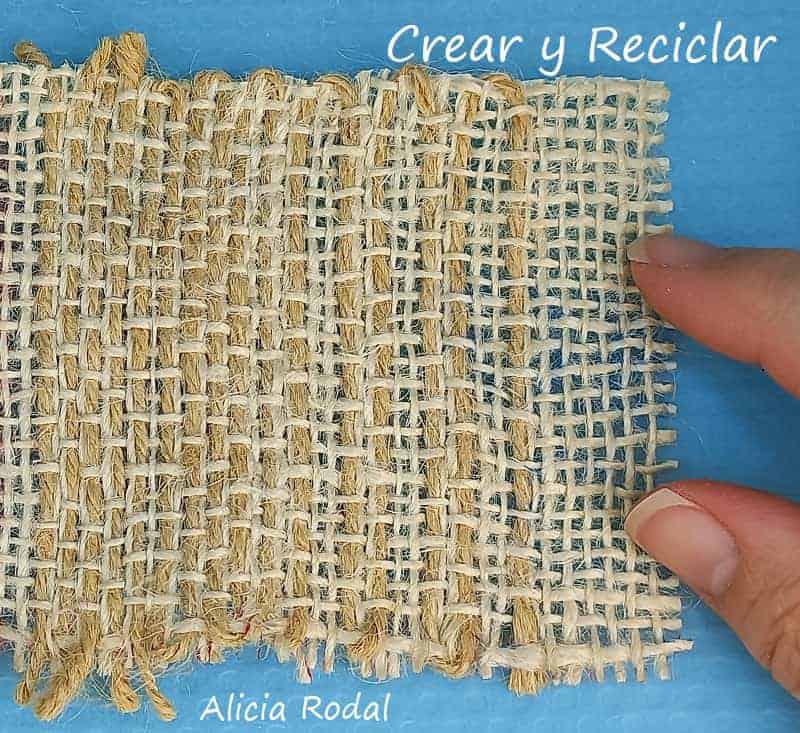 En esta serie de tutoriales vamos a aprender cómo coser a mano o bordar la tela de saco, algunas puntadas o puntos básicos, nivel principiante, para hacer y decorar lo que quieras, con este tipo de tejido rústico, de una forma muy fácil y con cualquier tipo de hilo, cuerda, cordón o cinta.