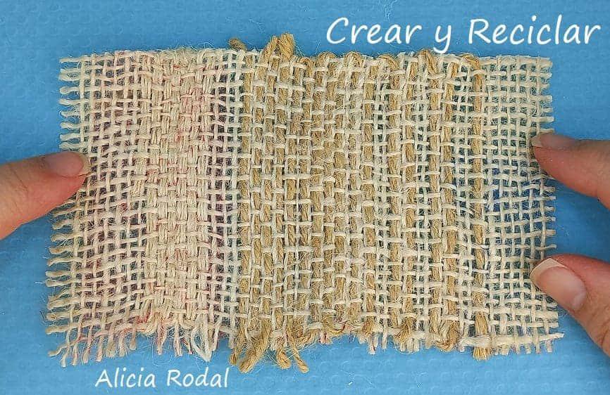 En esta serie de tutoriales vamos a aprender cómo coser a mano o bordar la tela de saco, algunas puntadas o puntos básicos, nivel principiante, para hacer y decorar lo que quieras, con este tipo de tejido rústico, de una forma muy fácil y con cualquier tipo de hilo, cuerda, cordón o cinta. 