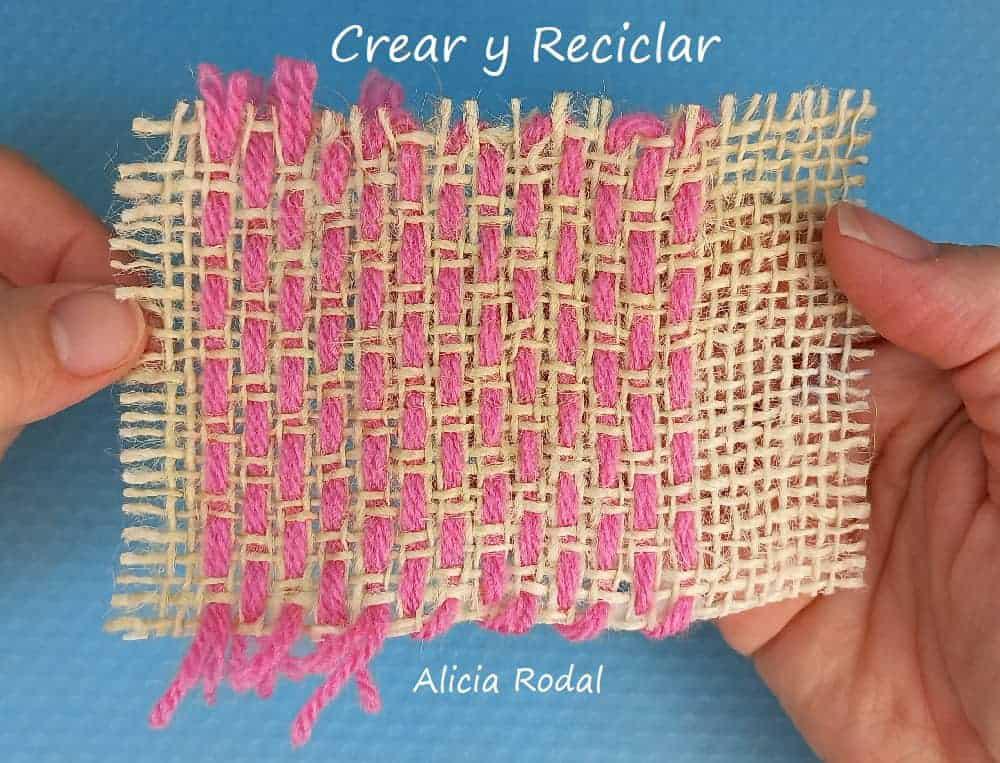 En esta serie de tutoriales vamos a aprender cómo coser a mano o bordar la tela de saco, algunas puntadas o puntos básicos, nivel principiante, para hacer y decorar lo que quieras, con este tipo de tejido rústico, de una forma muy fácil y con cualquier tipo de hilo, cuerda, cordón o cinta.