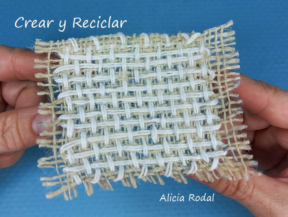 En esta serie de tutoriales vamos a aprender cómo coser a mano o bordar la tela de saco, algunas puntadas o puntos básicos, nivel principiante, para hacer y decorar lo que quieras, con este tipo de tejido rústico, de una forma muy fácil y con cualquier tipo de hilo, cuerda, cordón o cinta.