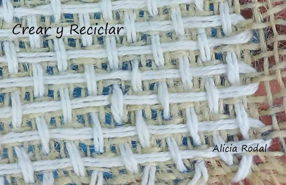 En esta serie de tutoriales vamos a aprender cómo coser a mano o bordar la tela de saco, algunas puntadas o puntos básicos, nivel principiante, para hacer y decorar lo que quieras, con este tipo de tejido rústico, de una forma muy fácil y con cualquier tipo de hilo, cuerda, cordón o cinta.