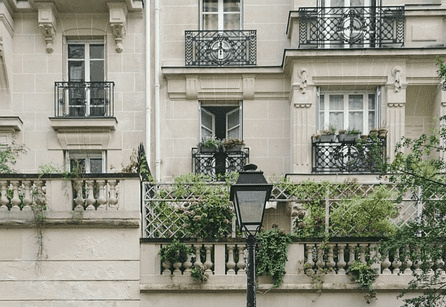 El amianto o asbesto se conoce por su nombre comercial, uralita, y está formado por cantidad de fibras microscópicas. El contacto con este material que fue muy empleado en la construcción en todo el mundo supone un alto riesgo para la salud.