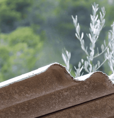 El amianto o asbesto se conoce por su nombre comercial, uralita, y está formado por cantidad de fibras microscópicas. El contacto con este material que fue muy empleado en la construcción en todo el mundo supone un alto riesgo para la salud.