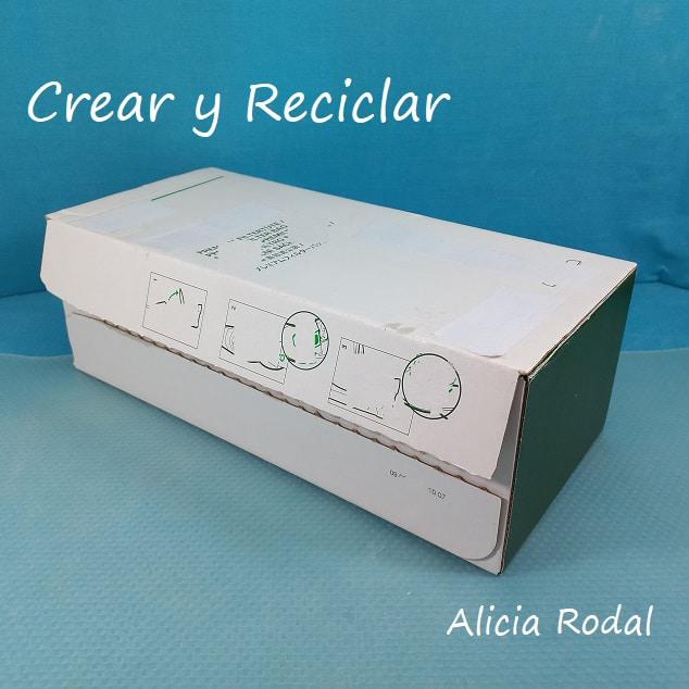 En este tutorial te voy a enseñar lo que puedes hacer con una simple caja de cartón, para transformarla en una maleta estilo vintage, ideal como un bello organizador para guardar lo que quieras. Perfecto para decorar tu casa, vender o regalar