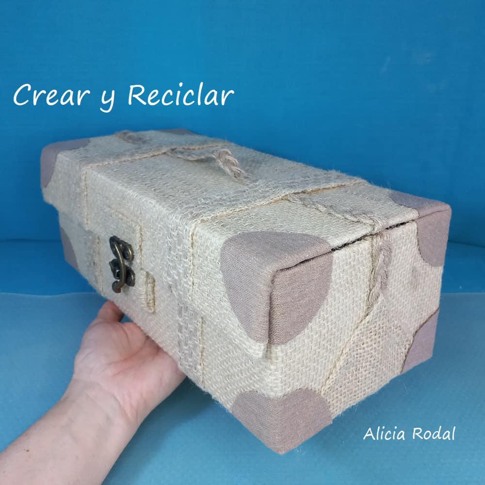 En este tutorial te voy a enseñar lo que puedes hacer con una simple caja de cartón, para transformarla en una maleta estilo vintage, ideal como un bello organizador para guardar lo que quieras. Perfecto para decorar tu casa, vender o regalar
