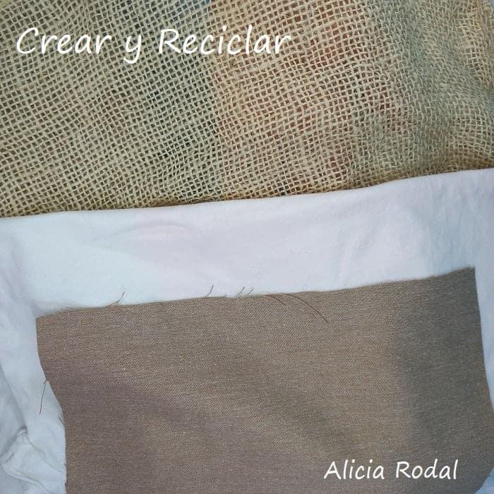 En este tutorial te voy a enseñar lo que puedes hacer con una simple caja de cartón, para transformarla en una maleta estilo vintage, ideal como un bello organizador para guardar lo que quieras. Perfecto para decorar tu casa, vender o regalar