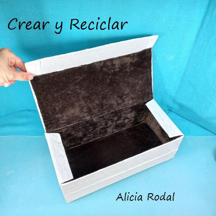 En este tutorial te voy a enseñar lo que puedes hacer con una simple caja de cartón, para transformarla en una maleta estilo vintage, ideal como un bello organizador para guardar lo que quieras. Perfecto para decorar tu casa, vender o regalar