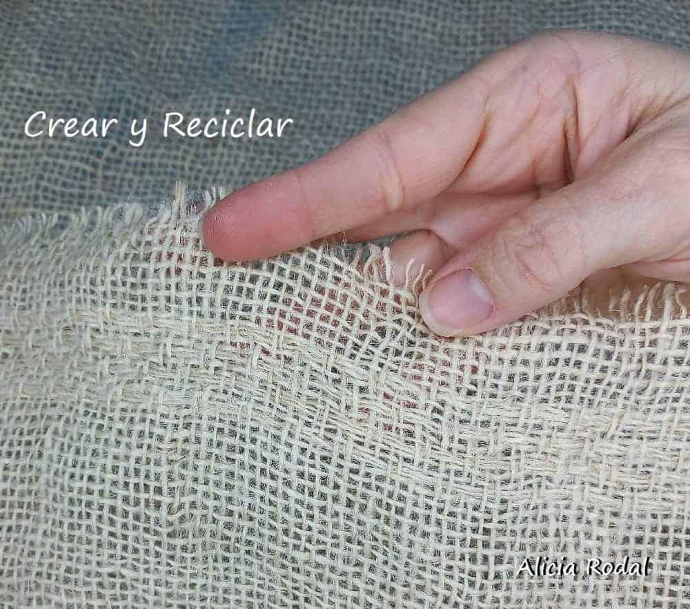 En este tutorial te voy a enseñar lo que puedes hacer con una simple caja de cartón, para transformarla en una maleta estilo vintage, ideal como un bello organizador para guardar lo que quieras. Perfecto para decorar tu casa, vender o regalar