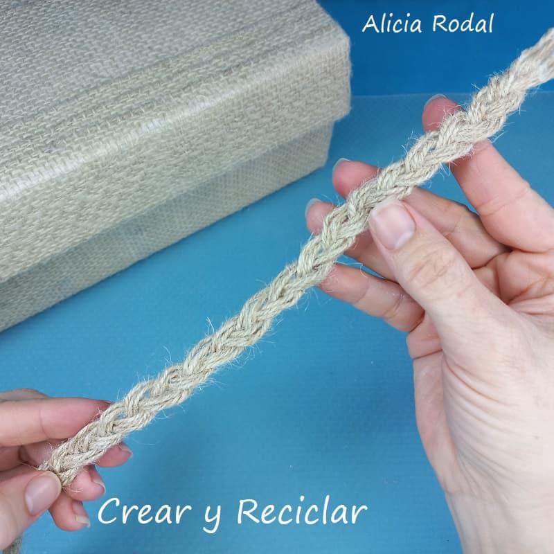 En este tutorial te voy a enseñar lo que puedes hacer con una simple caja de cartón, para transformarla en una maleta estilo vintage, ideal como un bello organizador para guardar lo que quieras. Perfecto para decorar tu casa, vender o regalar