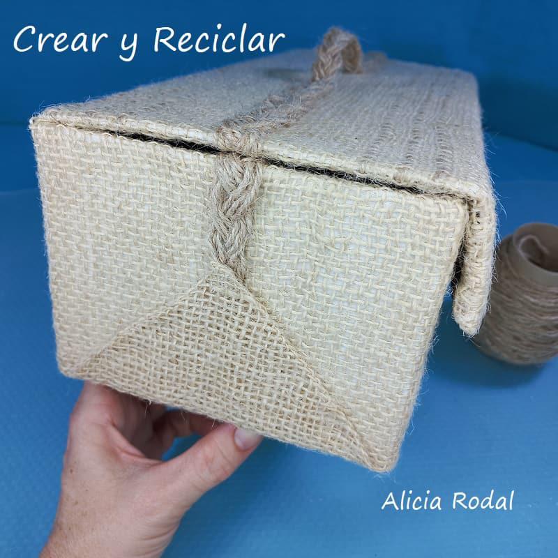 En este tutorial te voy a enseñar lo que puedes hacer con una simple caja de cartón, para transformarla en una maleta estilo vintage, ideal como un bello organizador para guardar lo que quieras. Perfecto para decorar tu casa, vender o regalar