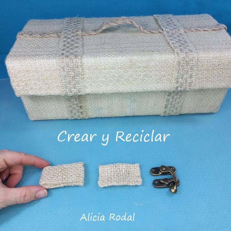 En este tutorial te voy a enseñar lo que puedes hacer con una simple caja de cartón, para transformarla en una maleta estilo vintage, ideal como un bello organizador para guardar lo que quieras. Perfecto para decorar tu casa, vender o regalar