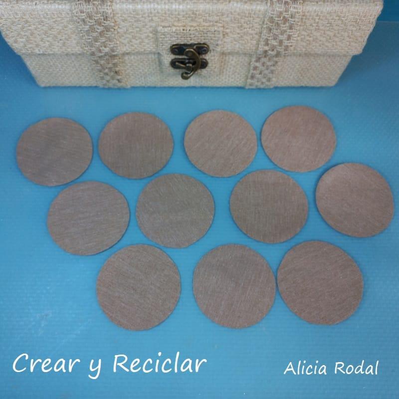 En este tutorial te voy a enseñar lo que puedes hacer con una simple caja de cartón, para transformarla en una maleta estilo vintage, ideal como un bello organizador para guardar lo que quieras. Perfecto para decorar tu casa, vender o regalar